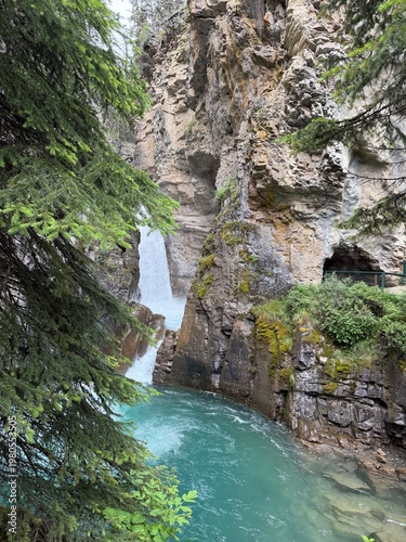 Fotografía Powerful waterfall flowing through a narrow limestone canyon with turquoise river, Johnston Canyon, Banff National Park, Alberta, Canada