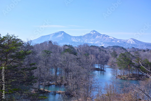 春の裏磐梯中瀬沼