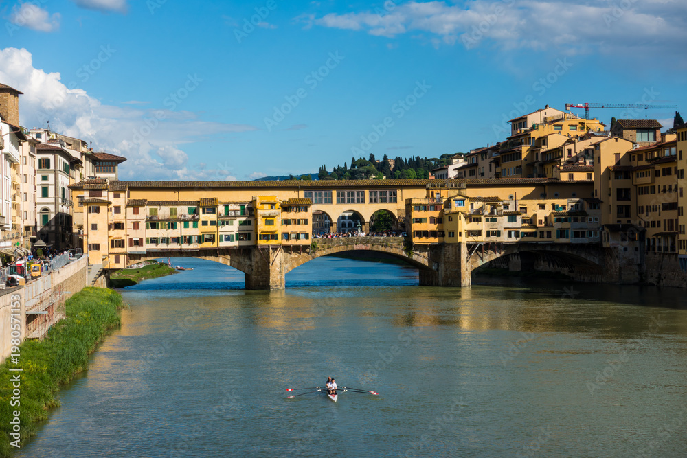 Fototapeta premium Panoramic view of Florence skyline with Ponte Vecchio over the Arno