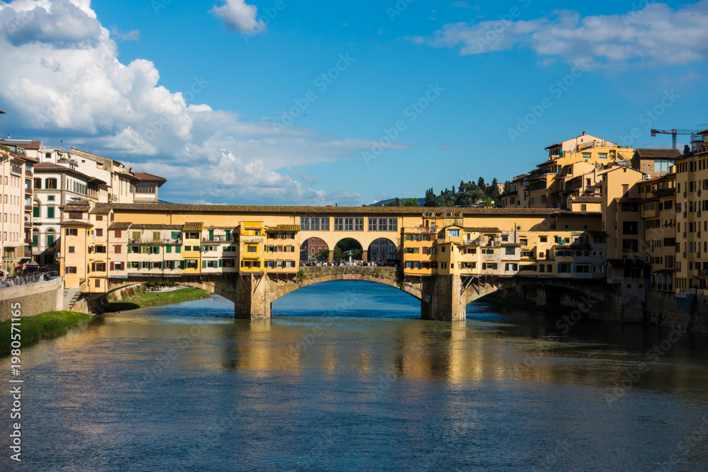Fototapeta premium Panoramic view of Florence skyline with Ponte Vecchio over the Arno