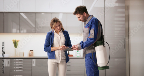 Quadro su tela Shocked Woman Confronts Exterminator Over Inflated Pest Control Invoice