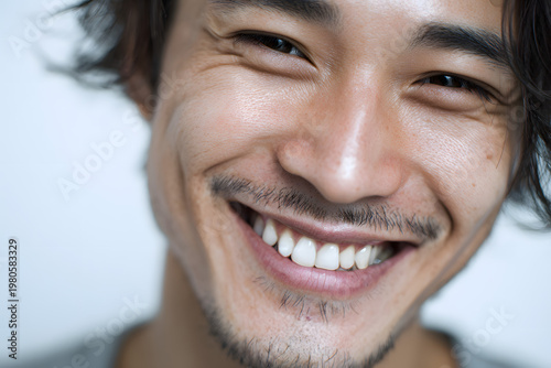 白い歯で笑う日本人男性のポートレート（審美歯科・清潔感・第一印象）｜Japanese man smiling with clean white teeth, dental aesthetics and professional image