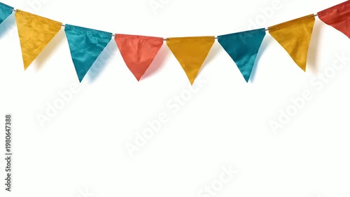 Banderines de colores ondeando sobre fondo blanco para celebración de Cinco de Mayo. Guirnalda festiva mexicana ideal para promociones de eventos, fiestas y diseño publicitario.