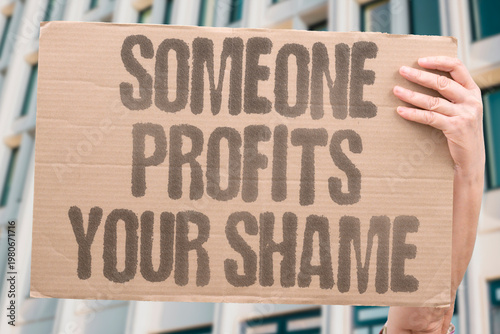 Fotografie "Someone Profits Your Shame" Content creators who monetize another person's embarrassment face growing legal exposure