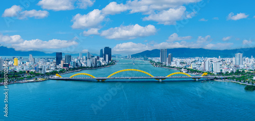Φωτογραφία Aerial view Dragon bridge over han river in da nang scenic skyline and blue skie