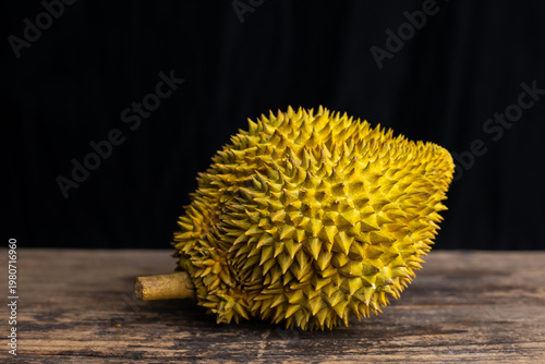 Fotografía A Thai Monthong Durian on Wooden Table