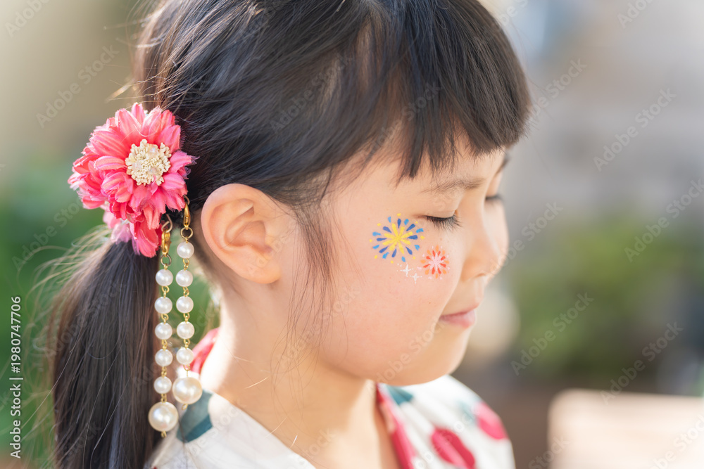 Naklejka premium フェイスペイントをしている浴衣の女の子