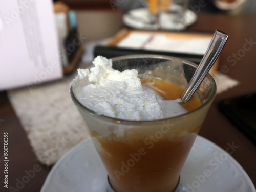 Zabaione o Sambajon, tipica bevanda calda di Torino, con tuorli d'uovo e Marsala