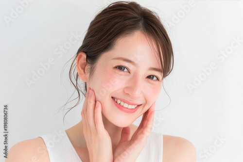 ほぼノーメイクの自然な素肌美とやさしい笑顔が印象的な女性のナチュラルビューティーポートレート、スキンケアや保湿ケア、敏感肌向け化粧品広告に適した清潔感あふれる販促向けビジュアル