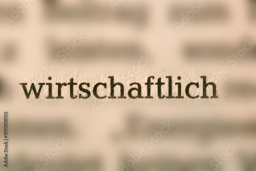 Fotografie Der Begriff  wirtschaftlich  in der Zeitung gedruckt und durch Umgebungsunschä