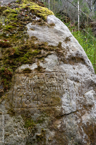 Alte Inschrift ain einem Sandsteinfelsen am Wanderweg Weberschlüchte in der Sächsischen Schweiz