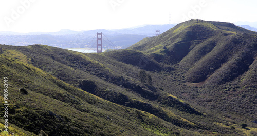 Vászonkép Slacker Mountain overlooking the Golden Gate Bridge