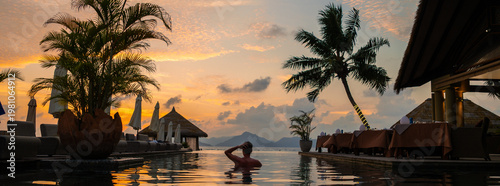 Schilderij op canvas Sunset serenity by the poolside in Seychelles, a perfect tropical getaway