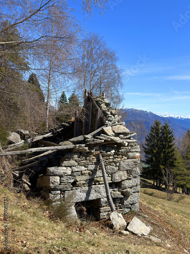 rovine di baita di montagna