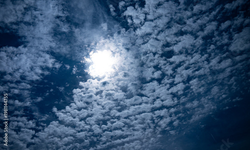 Von der Sonne beschienene Wattewolken