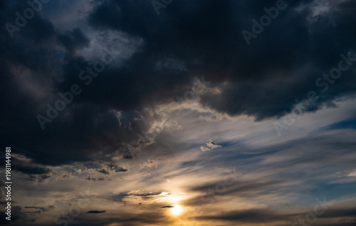 Die untergehende Sonne bestrahlt ein Wolkengebilde