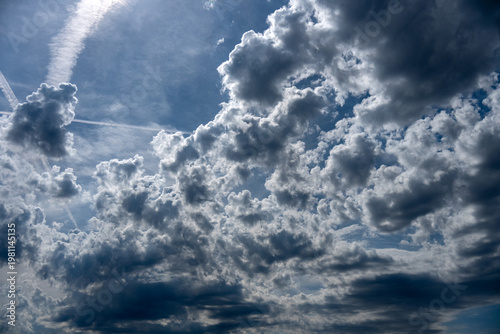 Von der Sonne beschienene Wattewolken
