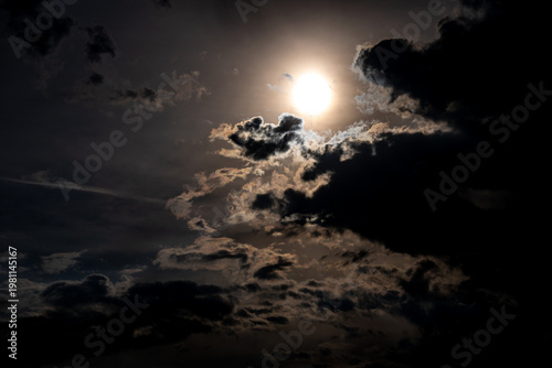 Die untergehende Sonne bestrahlt ein Wolkengebilde