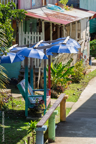 Ile de Bastimentos, banc et ombre avec parapluies Bocas del Toro, Panama