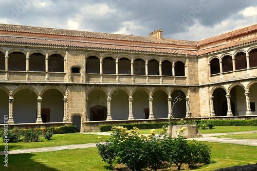 Le cloître des Rois du monastère royal Saint Thomas à Avila en Espagne