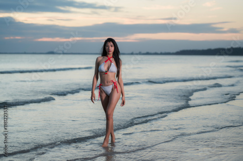 Foto young woman in bikini on the beach