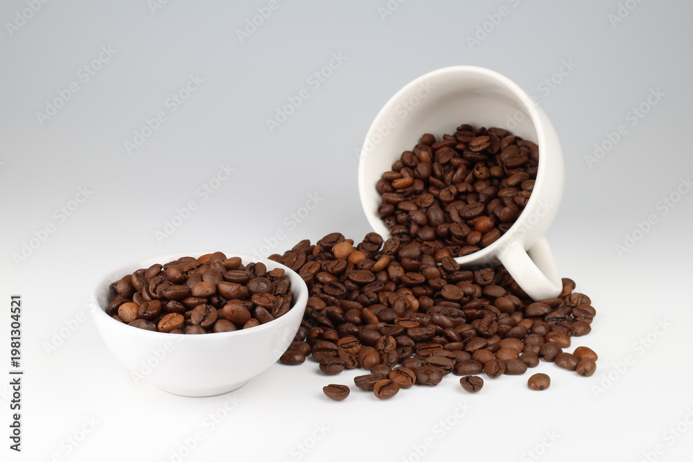 Obraz premium coffee beans and white cup isolated on white background