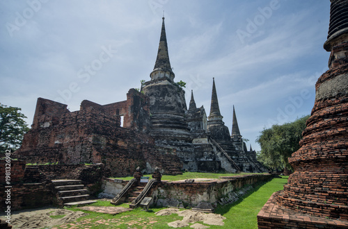 Quadro em tela Wide view of the iconic ancient temple ruins of Wat Phra Si Sanphet with multiple chedis at Ayutthaya Historical Park, Thailand
