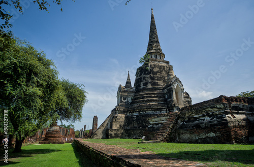 Quadro em tela Three iconic bell-shaped chedis of Wat Phra Si Sanphet against blue sky at Ayutthaya Historical Park, one of Thailand's most recognisable ancient monuments