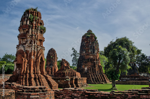 Quadro su tela Ancient stone multi-faced or three-headed Buddha statue among ruins at Ayutthaya Historical Park, Thailand, showing detailed carved features