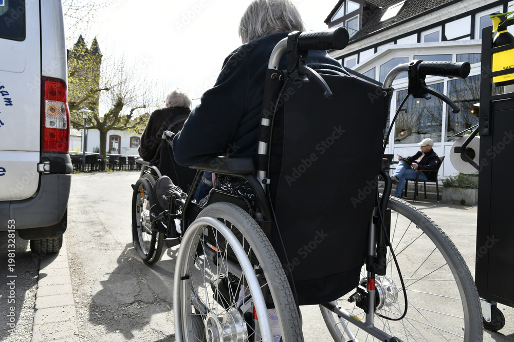 Obraz premium frau im rollstuhl