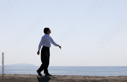 砂の上に立っている男性のシルエット