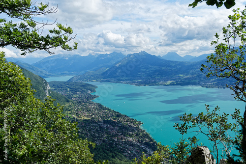 Foto Vue sur lac d'Annecy qui est situé en Haute-Savoie un jour d'été 2021