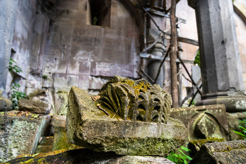 Fotografia Ruined ancient church with crumbling stone walls and broken architecture, evoking history, decay, abandonment, and a haunting sense of forgotten spiritual heritage