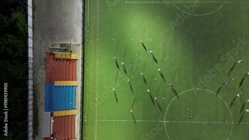 campo da calcio visto dall'alto di notte durante un allenamento