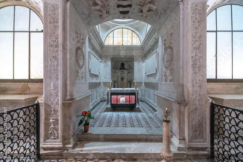 Foto Cappella Carafa,  renaissance styled crypt of  Naples Cathedral hosting the rema