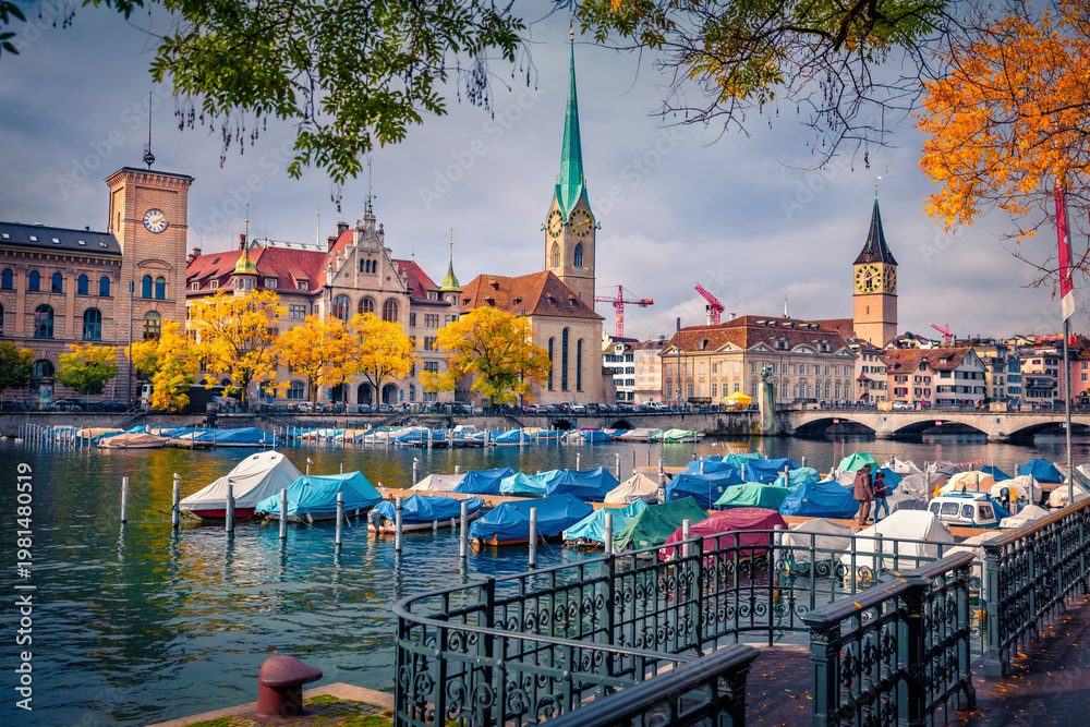 Fototapeta premium Magnificent autumn view of Fraumunster Church. Adorable morning cityscape of Zurich, Switzerland, Europe. Beautiful outdoor scene of Limmat River. Traveling concept background.