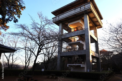 秋の夕暮れの展望台