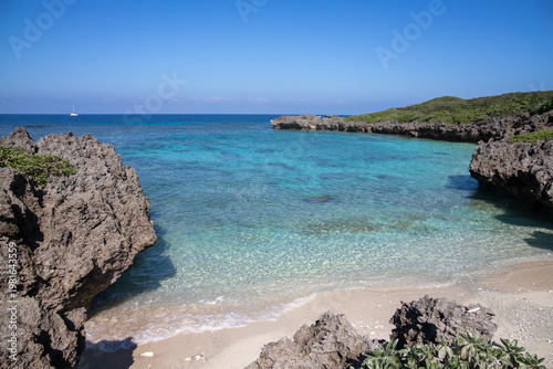池間島の秘境ビーチに広がる透明な青い海