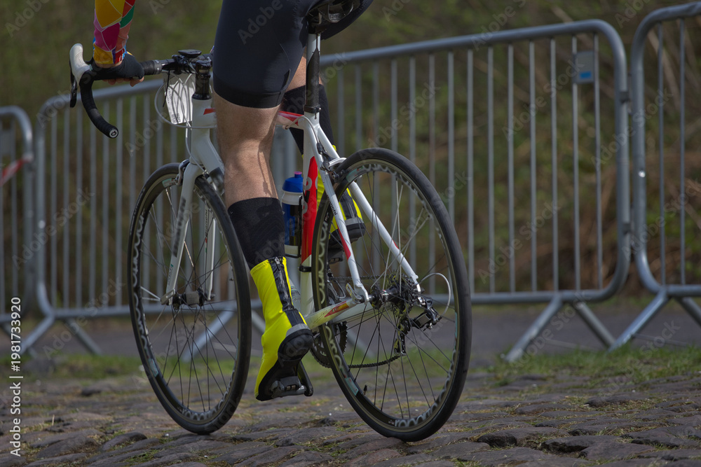 Fototapeta premium effort des jambes d un cycliste sur les pavés du paris roubaix