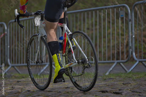 effort des jambes d un cycliste sur les pavés du paris roubaix