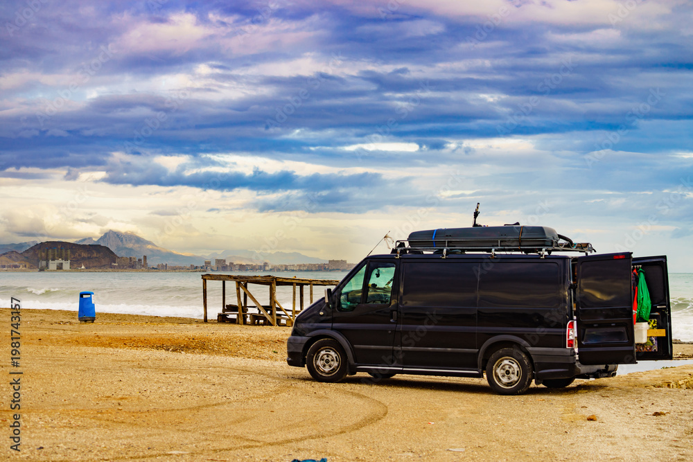 Obraz premium Camper van on sea shore