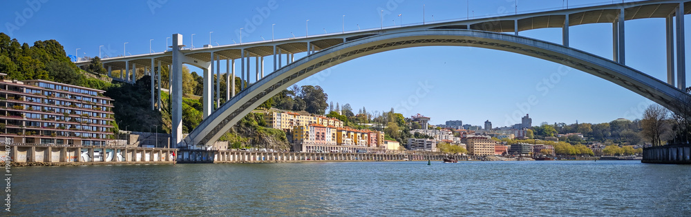 Obraz premium Crucero de los seis puentes y barcos rabelos en el río Duero con vistas a la Ribeira, Oporto, Portugal