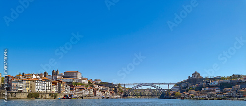 Crucero de los seis puentes y barcos rabelos en el río Duero con vistas a la Ribeira, Oporto, Portugal
