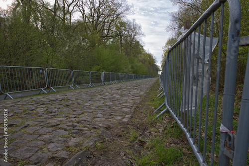 les pavés de  la trouée d Arenberg a proximité du site minier et que la course cycliste du paris Roubaix  empreinte