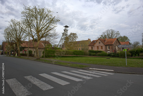 les pavés de  la trouée d Arenberg a proximité du site minier et que la course cycliste du paris Roubaix  empreinte