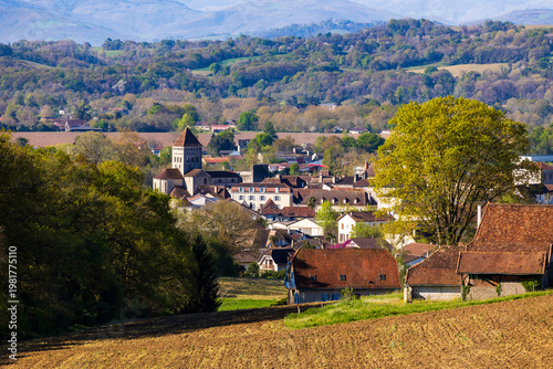 Cuadro en lienzo Medieval city of Sauveterre-de-Béarn at the foot of the Pyrenees in spring with
