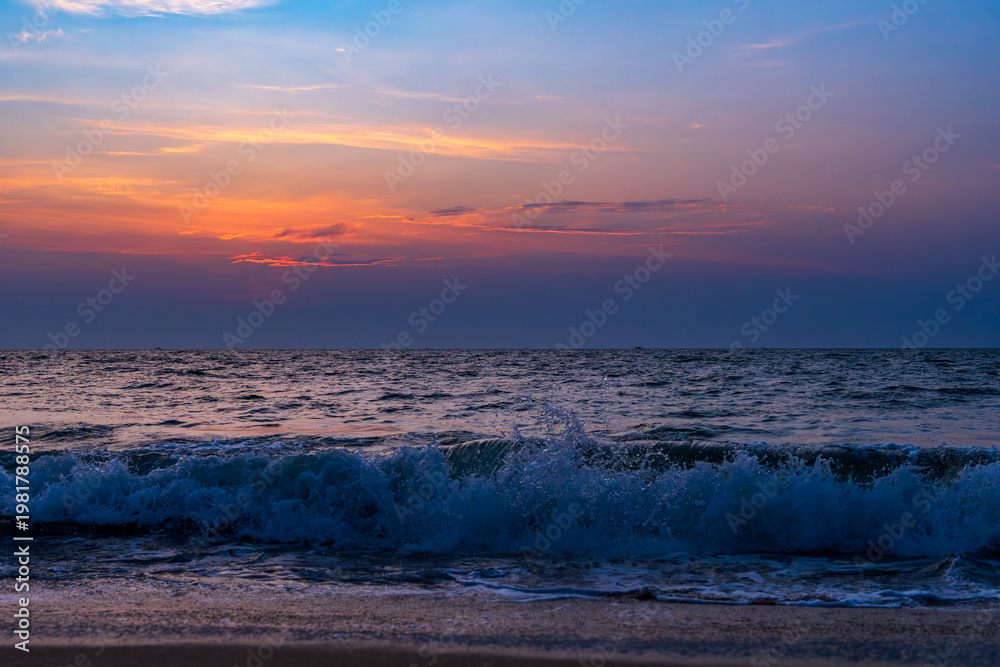 Obraz premium Dramatic red sunset over the ocean at Marari Beach, Alappuzha, Kerala, India