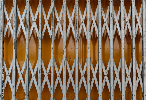 Vieux rideau de fer de magasin fermé