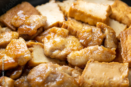 鶏肉と厚揚げの炒め物、調理シーン。