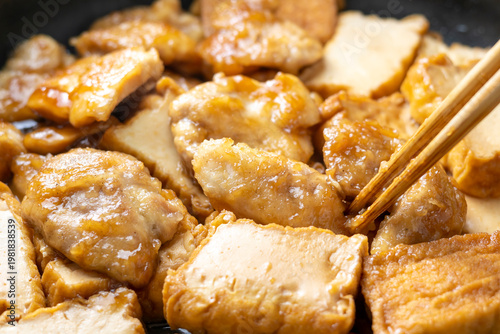 鶏肉と厚揚げの炒め物、調理シーン。